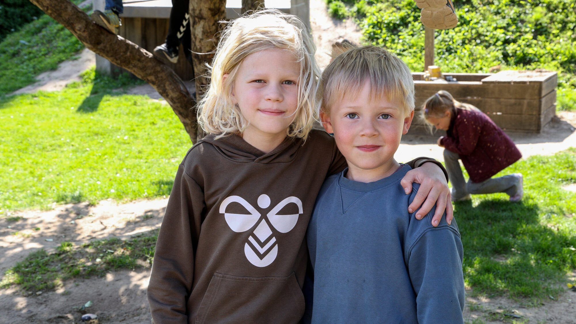 Børn der holder om hinanden